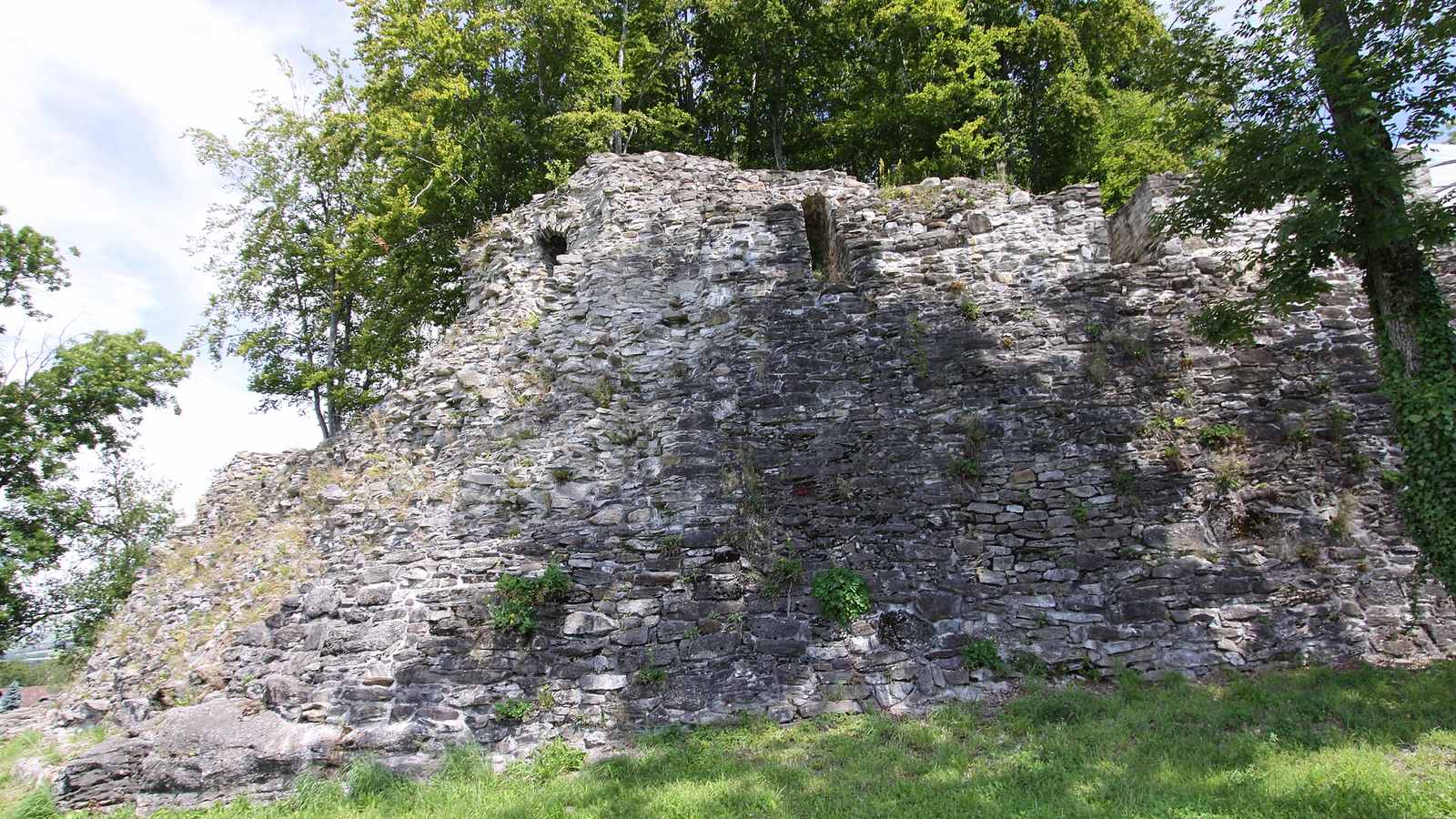 Bossonnens, Burg- und Stadtruinen