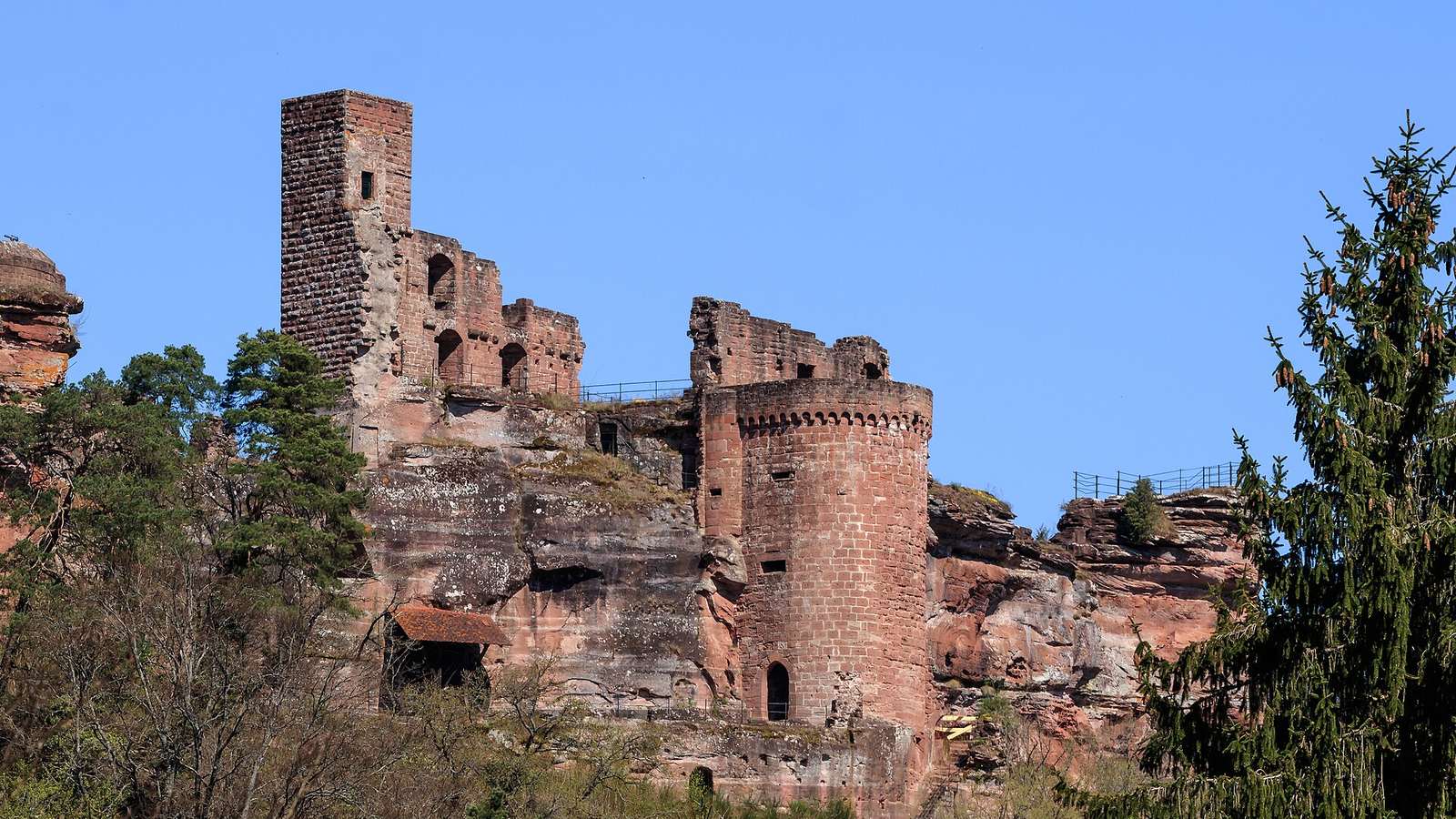 Burg Altdahn vs. Burg Tanstein: Vergleich der Daten