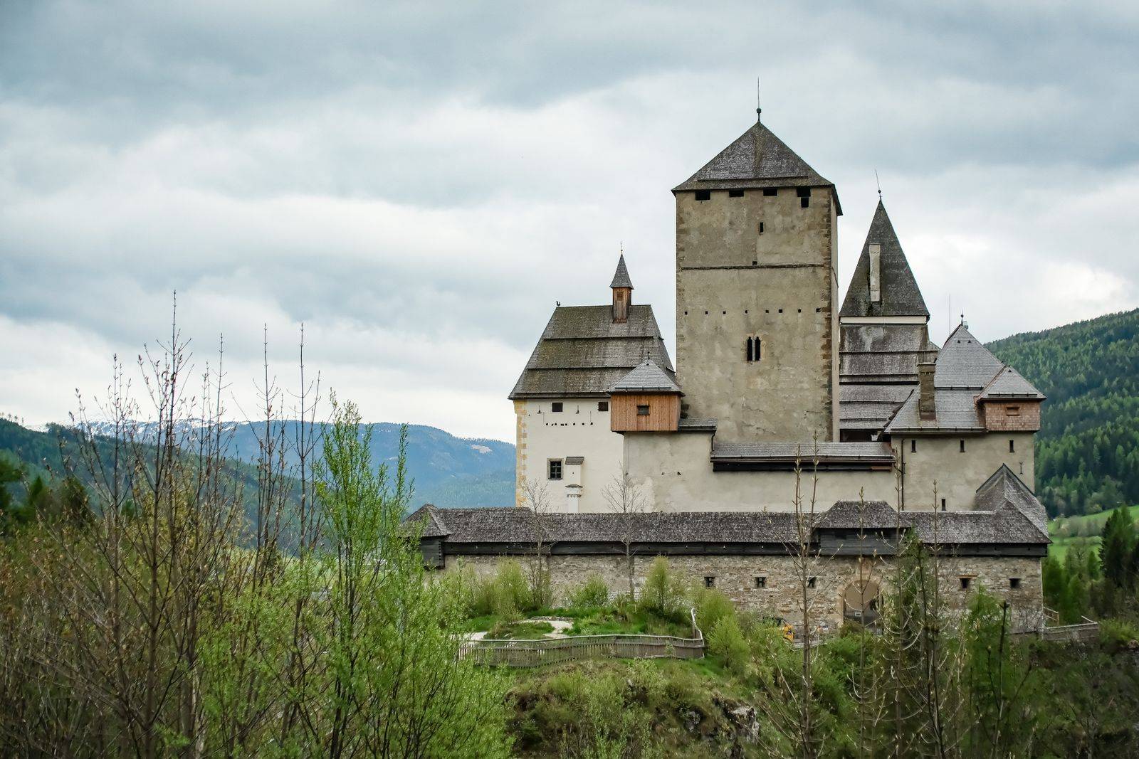 Burgen und Schlösser in Österreich: Regionen und bekannte Ziele